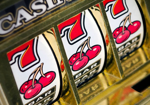 Big Bass Bonanza slot game interface showing reels, paytable, and bet controls